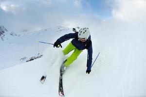 skiën op verse sneeuw in het winterseizoen op een mooie zonnige dag foto