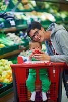 moeder met baby in boodschappen doen foto