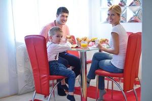 familie hebben gezond ontbijt Bij huis foto