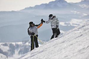 skiër Aan berg foto