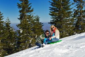 familie hebben pret Aan vers sneeuw Bij winter vakantie foto