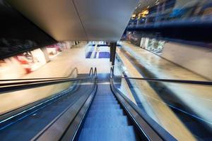 boodschappen doen winkelcentrum roltrappen foto