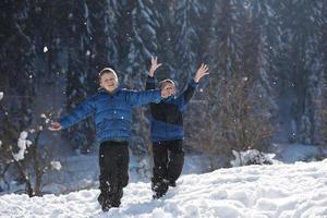 kinderen spelen met vers sneeuw foto