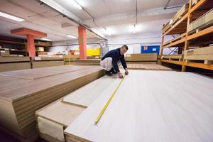 timmerman meten houten plank foto