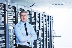 jong het ingenieur in datacenter server kamer foto