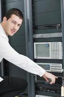 jong het ingenieur in datacenter server kamer foto