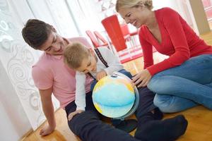 familie hebben pret met wereldbol foto