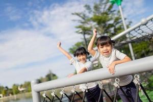 weinig school- kinderen beklimming in de school- speelplaats. foto