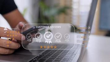 gebruiker geeft beoordeling aan service-ervaring op online applicatie, klantbeoordeling tevredenheidsfeedback-enquêteconcept, klant kan de kwaliteit van de service evalueren, wat leidt tot reputatieclassificatie van het bedrijf. foto