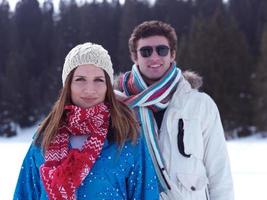 romantisch jong paar Aan winter vakantie foto