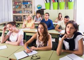 student aandachtig luisteren tijdens college