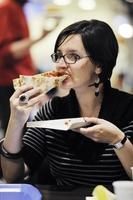 vrouw eten pizza voedsel Bij restaurant foto