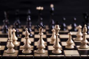 schaakstukken op een schaakbord. foto