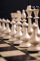 schaakstukken op een schaakbord. foto