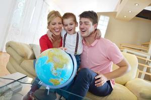 familie hebben pret met wereldbol foto