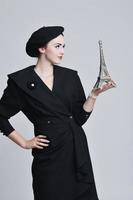 mooi jong vrouw met Parijs symbool eiffel toren foto