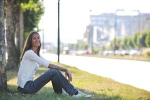 jong vrouw veel plezier Bij straat foto