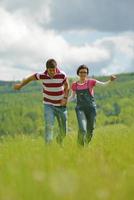 romantische jong koppel verliefd samen buiten foto