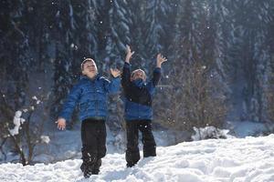 kinderen spelen met vers sneeuw foto