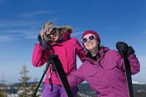 winter seizoen pret met groep van meisjes foto