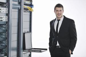 jong ingenieur in datacenter server kamer foto