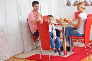 familie hebben gezond ontbijt Bij huis foto