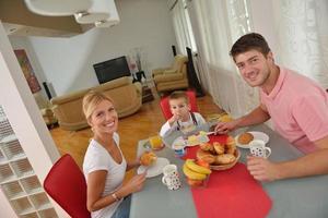 familie hebben gezond ontbijt Bij huis foto