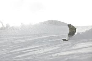 skiër Aan berg foto