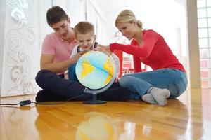 familie hebben pret met wereldbol foto