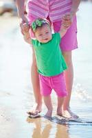 mama en baby op het strand veel plezier foto