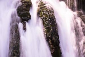 prachtig uitzicht op de waterval foto