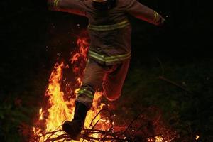 brandweerman in actie foto