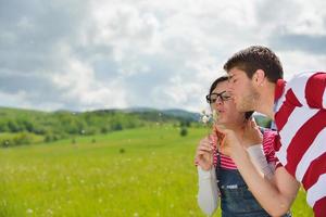 romantische jong koppel verliefd samen buiten foto