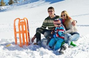 familie hebben pret Aan vers sneeuw Bij winter foto