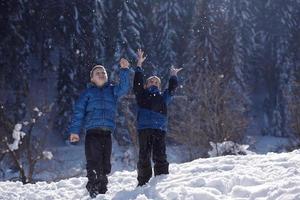 kinderen spelen met vers sneeuw foto