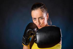 jonge vrouw boksen foto
