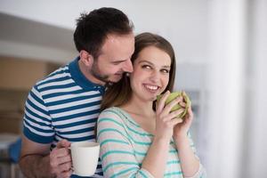 jong knap paar genieten van ochtend- koffie foto