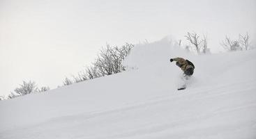 skiërs Aan berg foto