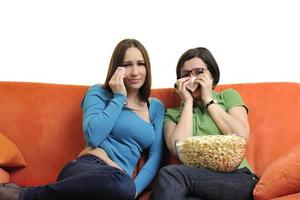 vrouw vrienden aan het eten popcorn en aan het kijken TV Bij huis foto