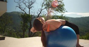 vrouw aan het doen yoga Bij villa's terase foto