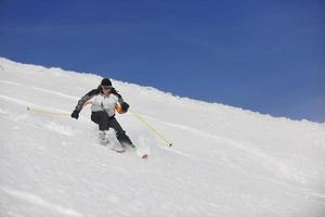 skiër Aan berg foto