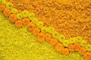 decoratief geel en oranje kleur goudsbloem bloemen en bloemblaadjes rangoli voor diwali festival. foto