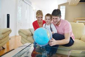 familie hebben pret met wereldbol foto