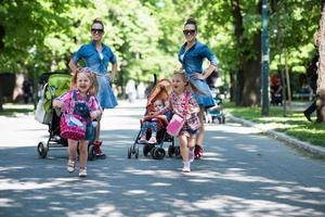 Tweelingen moeder met kinderen in stad park foto