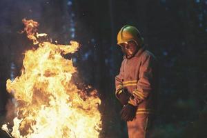 brandweerman in actie foto