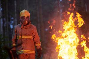 brandweerman in actie foto