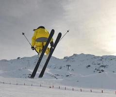 skiër Aan berg foto