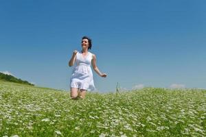 jonge gelukkige vrouw in groen veld foto