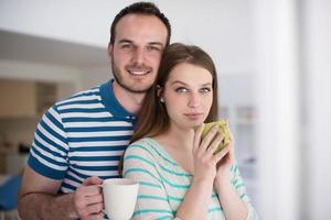 jong knap paar genieten van ochtend- koffie foto