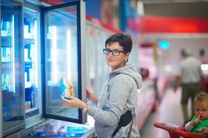 moeder met baby in boodschappen doen foto